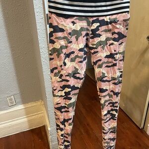 Victoria's Secret women  Pink Camo Leggings